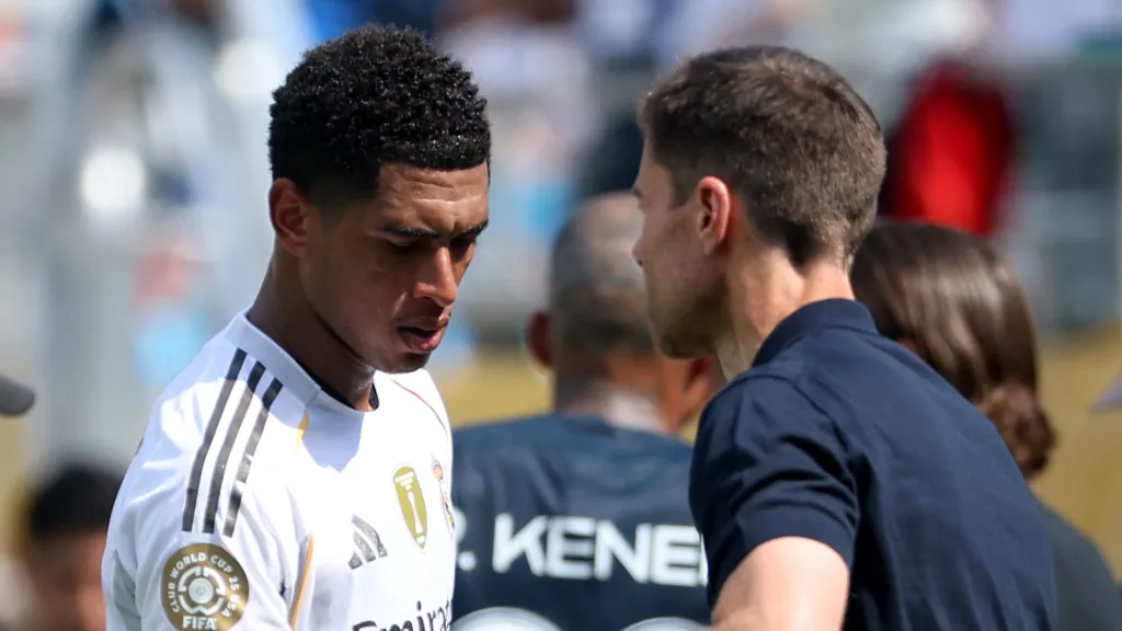 Xabi Alonso conversando com Bellingham após partida do Real Madrid (Foto: Richard Pelham/Getty Images)