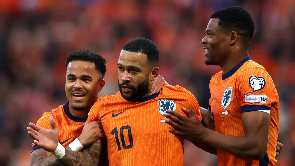 Memphis Depay, Denzel Dumfries e Kluivert comemorando pela Seleção Holandesa (Foto: Dean Mouhtaropoulos/Getty Images)