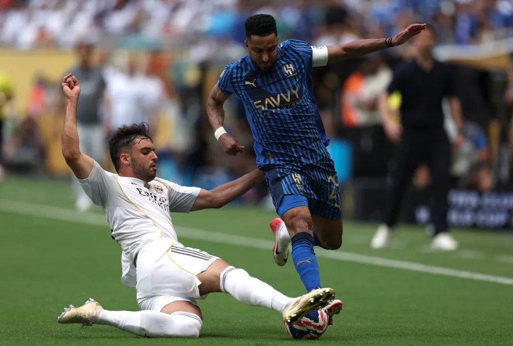 Salem Aldawsari, camisa 29 do Al Hilal, é derrubado por Raul Asencio, camisa 35 do Real Madrid CF, durante a partida do grupo H da Copa do Mundo de Clubes da FIFA 2025 entre Real Madrid CF e Al Hilal, no Hard Rock Stadium, em 18 de junho de 2025, em Miami Gardens, Flórida. Foto: Dan Mullan/Getty Images