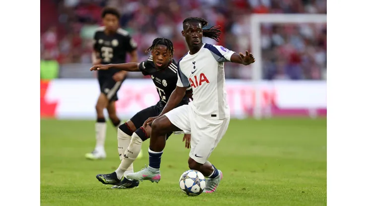 Yves Bissouma, do Tottenham Hotspur, corre com a bola sob pressão de Wisdom Mike, do Bayern de Munique, durante o amistoso de pré-temporada entre Bayern de Munique e Tottenham Hotspur na Allianz Arena, em 07 de agosto de 2025, em Munique, Alemanha. Foto: Jasmin Walter/Getty Images