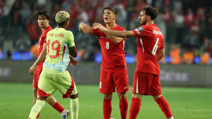 Durante a vitória da Espanha sobre a Turquia, um desentendimento entre Yamal e Güler chamou a atenção de Luis de la Fuente, que reforçou a importância do controle emocional e da disciplina em campo. Foto: Divulgação/Twitter Lamine Yamal Xtra