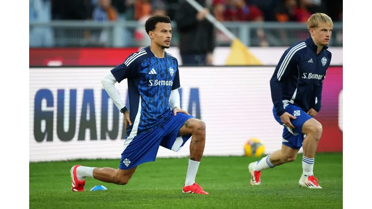 Dele Alli, do Como, se aquece antes da partida da Série A entre AS Roma e Como, no Estádio Olímpico, em 02 de março de 2025, em Roma, Itália. Foto: Paolo Bruno/Getty Images