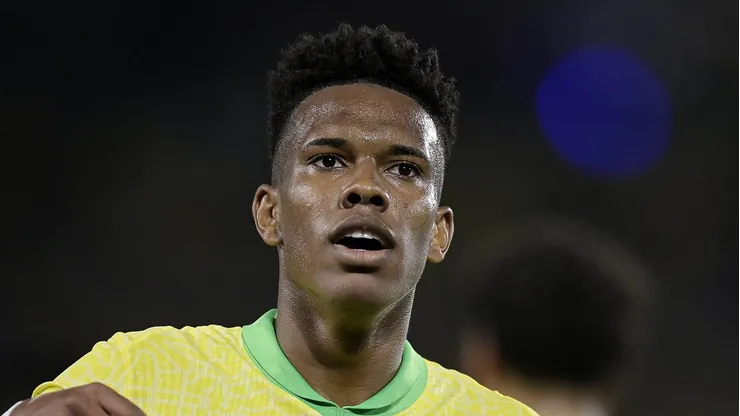 O jovem atacante Estevao brilha pelo Brasil com um golaço de bicicleta e mostra potencial promissor no Chelsea, ganhando destaque após substituir Cole Palmer na equipe inglesa. Foto: Alexandre Loureiro/AGIF
