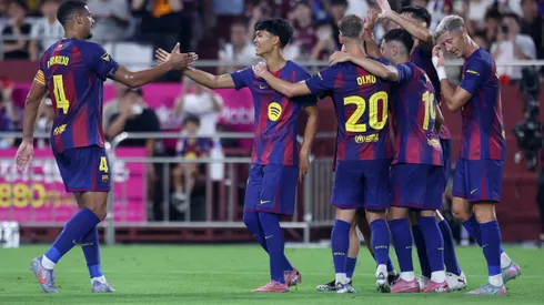 Pedro Fernandez (C), do FC Barcelona, ​​é parabenizado após marcar um gol durante o amistoso de pré-temporada entre Vissel Kobe e FC Barcelona no Estádio Noevir Kobe, em 27 de julho de 2025 em Kobe, Hyogo, Japão. Foto: Paul Miller/Getty Images