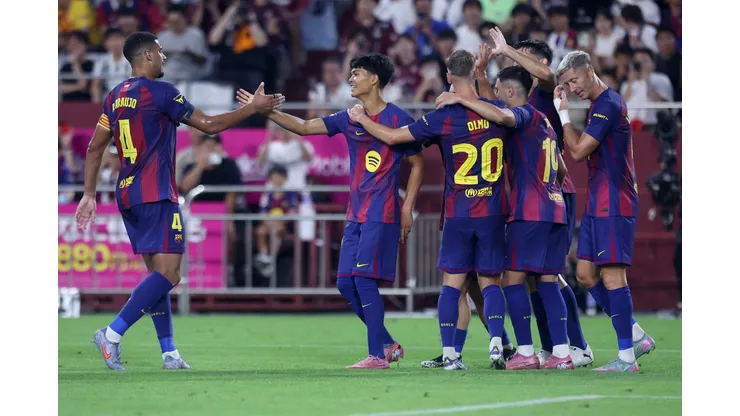 Pedro Fernandez (C), do FC Barcelona, ​​é parabenizado após marcar um gol durante o amistoso de pré-temporada entre Vissel Kobe e FC Barcelona no Estádio Noevir Kobe, em 27 de julho de 2025 em Kobe, Hyogo, Japão. Foto: Paul Miller/Getty Images