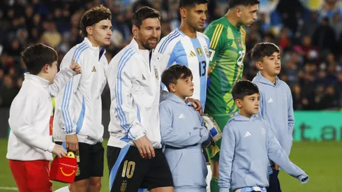 Lionel Messi da Argentina e seus filhos, Thiago, Mateo e Ciro, entram em campo antes da partida sul-americana de qualificação para a Copa do Mundo FIFA 2026 entre Argentina e Venezuela no Estádio Más Monumental Antonio Vespucio Liberti em 04 de setembro de 2025 em Buenos Aires, Argentina. Foto: Marcos Brindicci/Getty Images