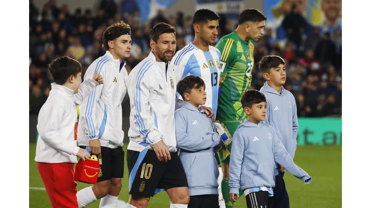 Lionel Messi da Argentina e seus filhos, Thiago, Mateo e Ciro, entram em campo antes da partida sul-americana de qualificação para a Copa do Mundo FIFA 2026 entre Argentina e Venezuela no Estádio Más Monumental Antonio Vespucio Liberti em 04 de setembro de 2025 em Buenos Aires, Argentina. Foto: Marcos Brindicci/Getty Images