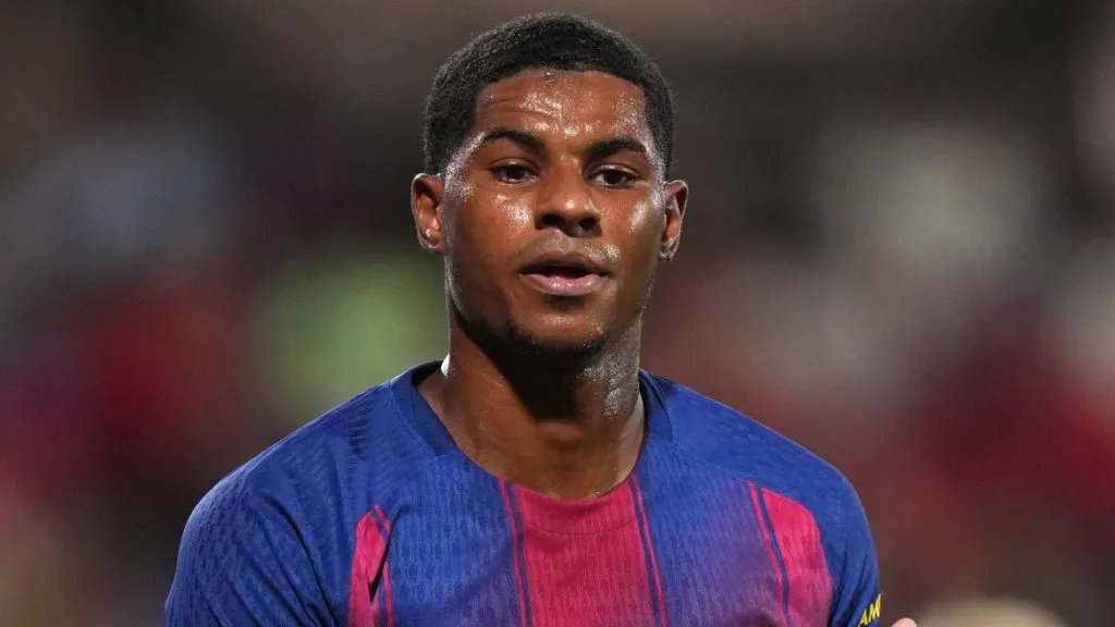 Rashford, em campo, com a camisa azul e vinho do Barcelona