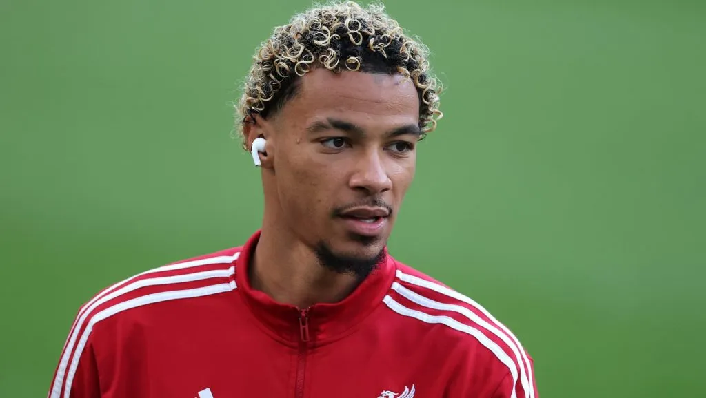 Hugo Ekitike, do Liverpool, em campo, com a jaqueta vermelha. (Foto: Stu Forster/Getty Images)