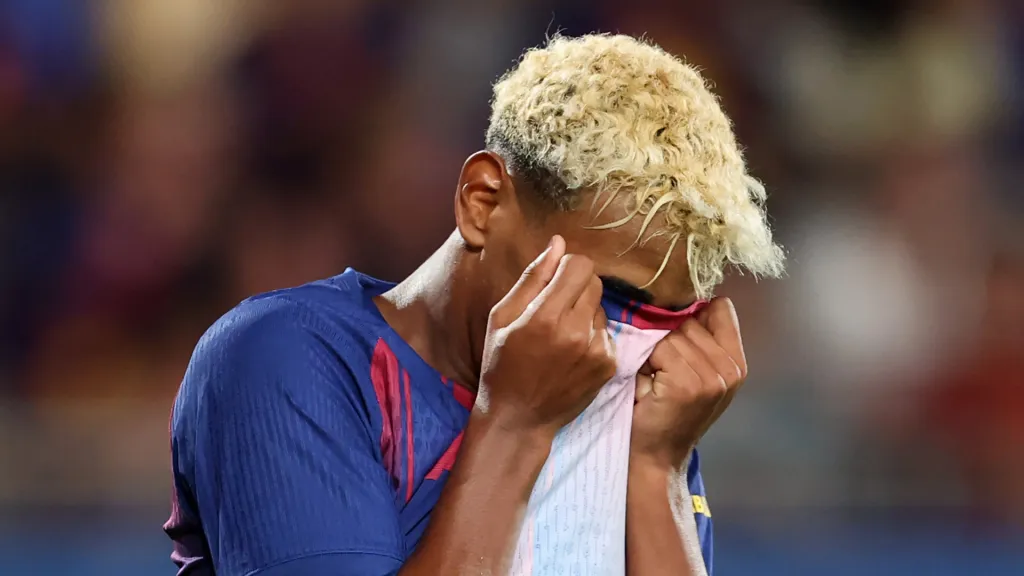 Lamine Yamal lamenta durante partida do Barcelona (Foto: Judit Cartiel/Getty Images)