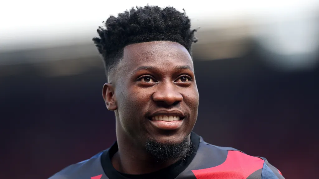 André Onana sorri durante treino do Manchester United (Foto: Carl Recine/Getty Images)