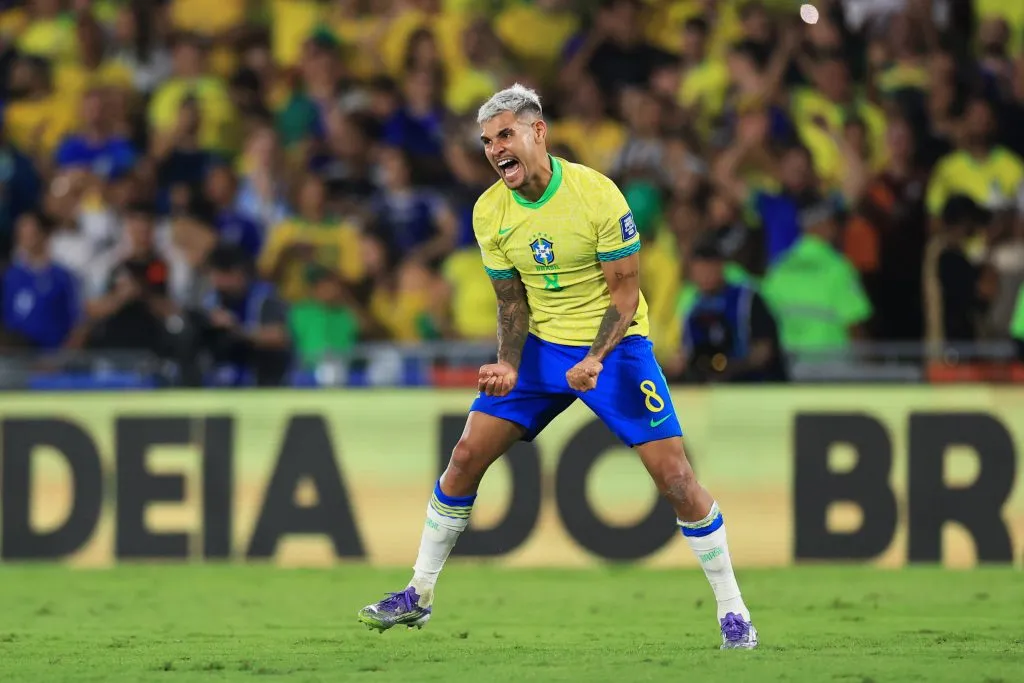 Bruno Guimarães marcou seu gol contra o Chile e deve ser titular contra a Bolívia, segundo o GE.(Photo by Buda Mendes/Getty Images)