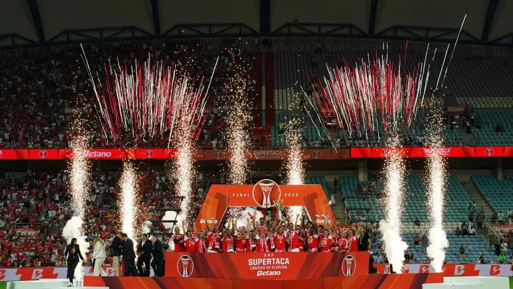 Benfica comemoram após vencer a Supercopa de Portugal contra Sporting. Foto: Gualter Fatia/Getty Images