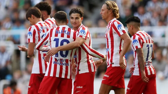 Alex Baena comemora com companheiro de equipe durante o amistoso. Foto: George Wood/Getty Images