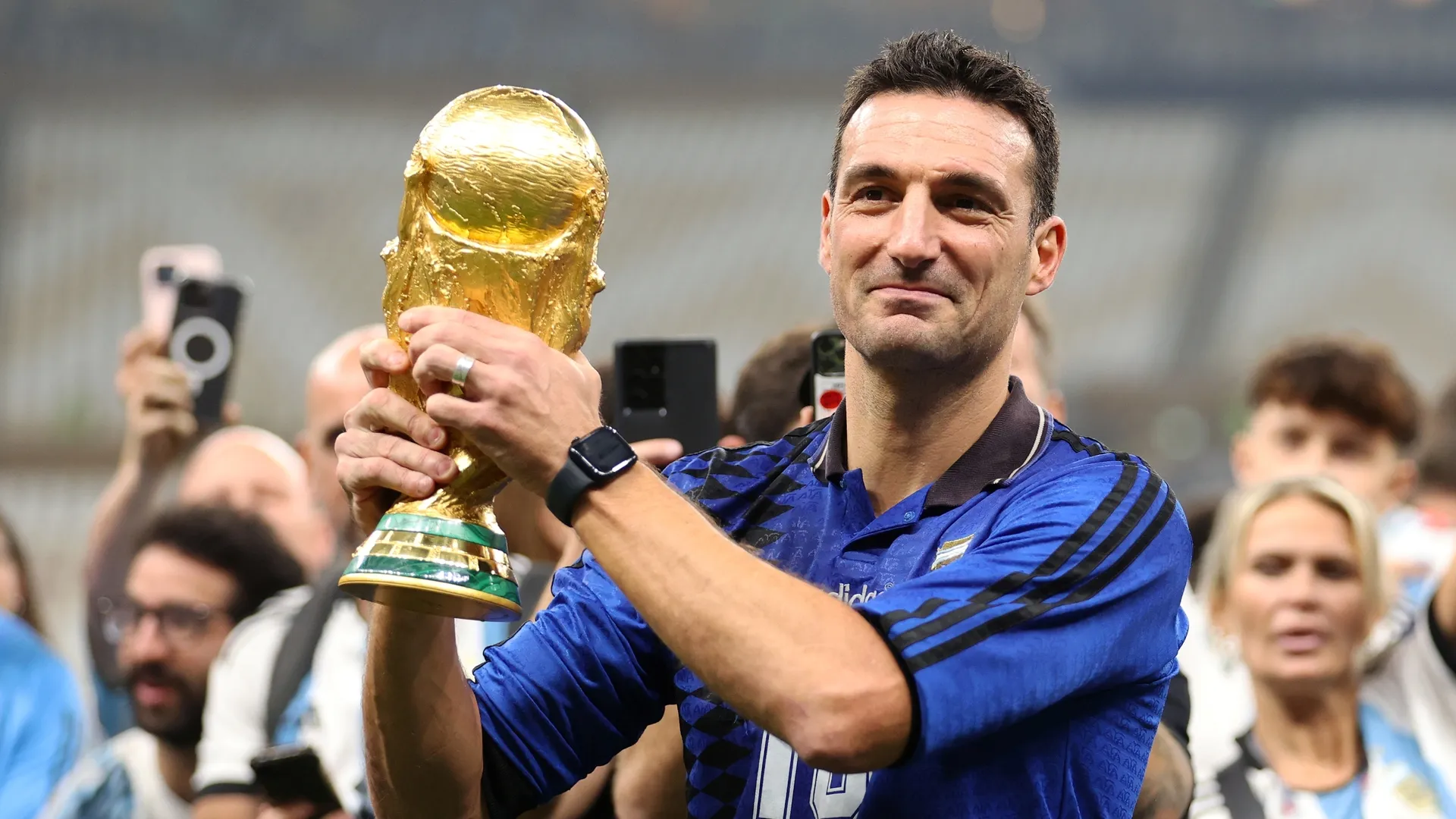 Scaloni com a taça da Copa do Mundo. Foto: Julian Finney/Getty Images