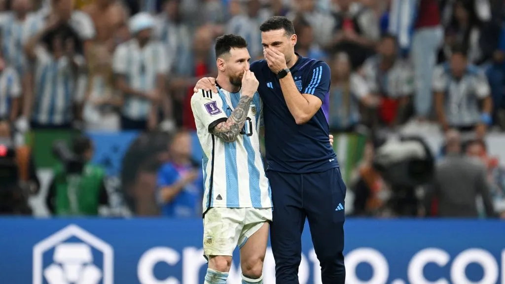 Scaloni e Messi na Copa do Mundo de 2022. Foto: Matthias Hangst/Getty Images