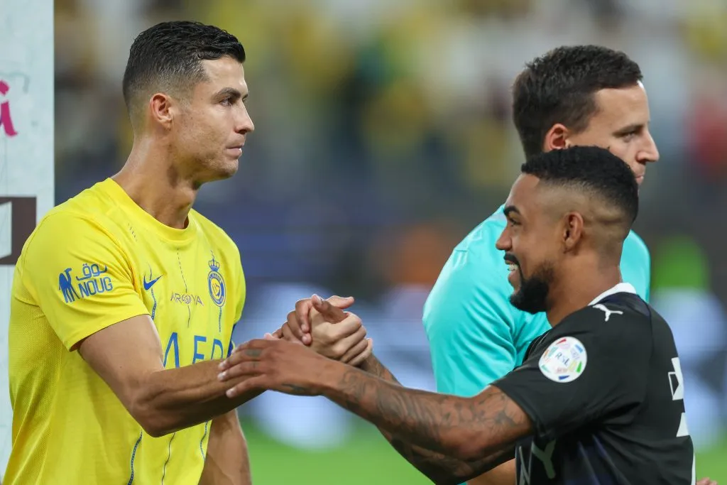 Malcom cumprimenta Cristiano Ronaldo