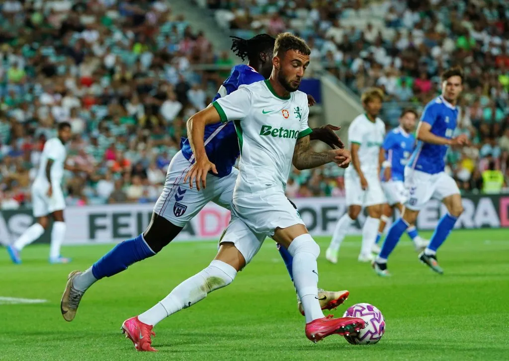 Ruben Amorim monitora Zeno Debast para o Manchester United (Photo by Gualter FatiaGetty Images)