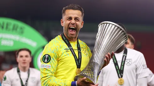 Fabianski segurando a taça da Conference League. Foto: Richard Heathcote/Getty Images