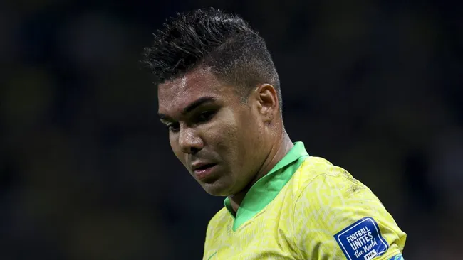 Casemiro, em campo, com a camisa amarela da Seleção Brasileir