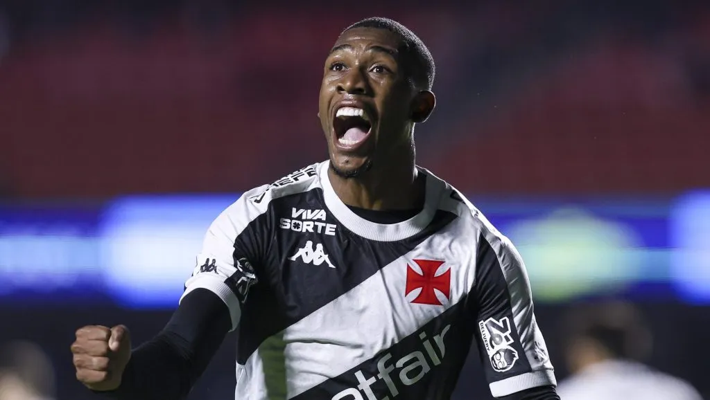 Rayan, em campo, com a camisa preta e branca do Vasco