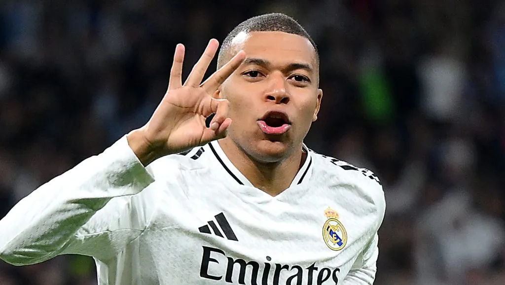 Mbappé, em campo, de camisa branca do real madrid