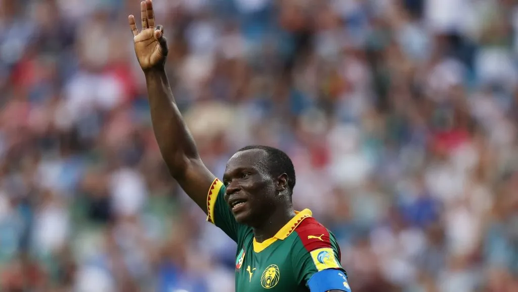 Vincent Aboubakar, em campo, com a camisa verde e detalhes amarelos e vermelha