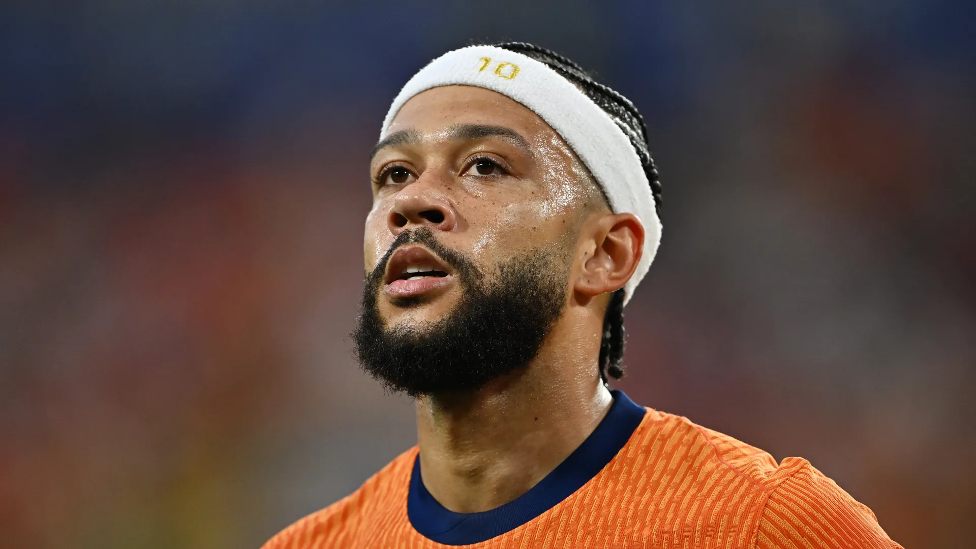 Memphis Depay olhando para a frente durante jogo da Seleção Holandesa (Foto: Dan Mullan/Getty Images)