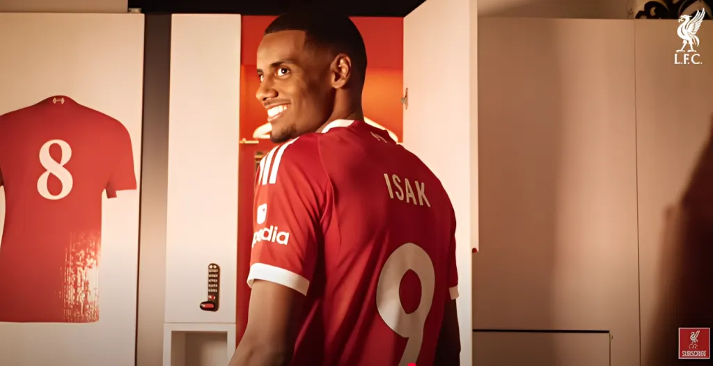 Alexander Isak é novo reforço do Liverpool e deixou claro que quer ganhar troféus e fazer história pelo clube. (Foto: Reprodução/Youtube Oficial/Liverpool)