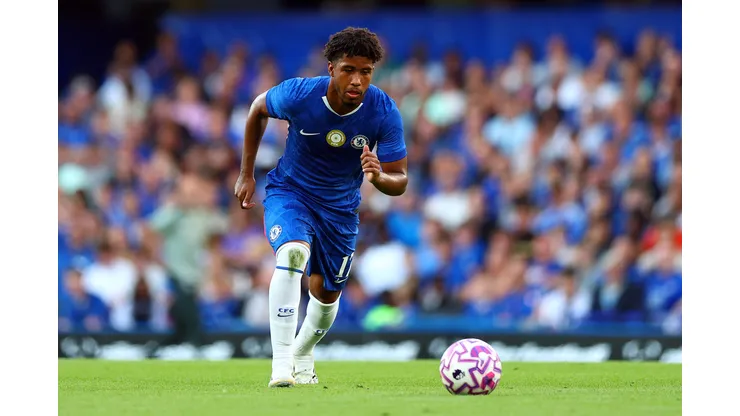 Andrey Santos em ação pelo Chelsea. Foto: Bryn Lennon/Getty Images