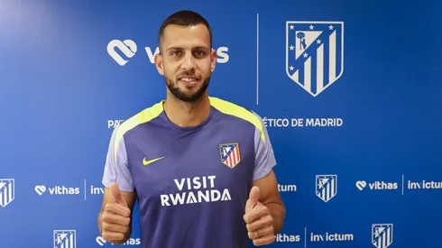 Hancko vestindo a camisa do Atlético de Madrid. Foto: Divulgação/Atlético de Madrid