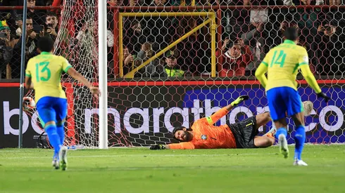 Alisson não defende pênalti em Bolívia x Brasil.