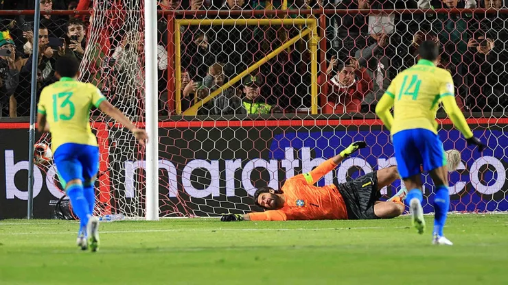 Alisson não defende pênalti em Bolívia x Brasil.