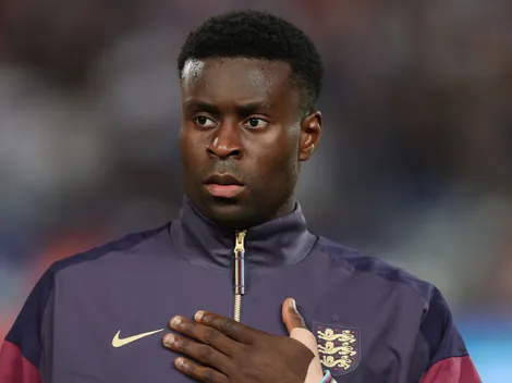 Guehi esquece polêmica da janela com o Liverpool e celebra gol pela Inglaterra