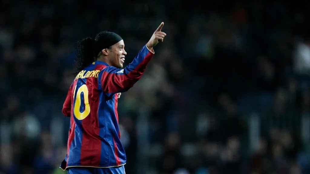 Ronaldinho Gaúcho foi protagonista de um Barcelona vencedor (foto: Jasper Juinen/Getty Imagens)