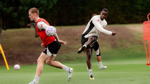 Isak (à direita) treinou pela primeira vez no Liverpool após deixar o Newcastle