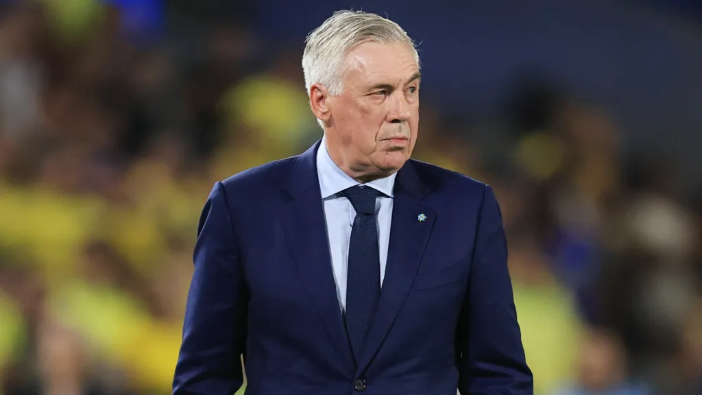 Carlo Ancelotti, de terno, em partida da Seleção Brasileira (Foto: Buda Mendes/Getty Images)