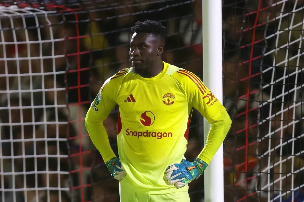 manchester city x manchester united - onana, goleiro do united, de camisa amarela, em campo