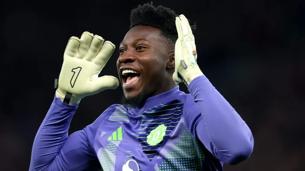 Onana, de camisa Roxa, do United