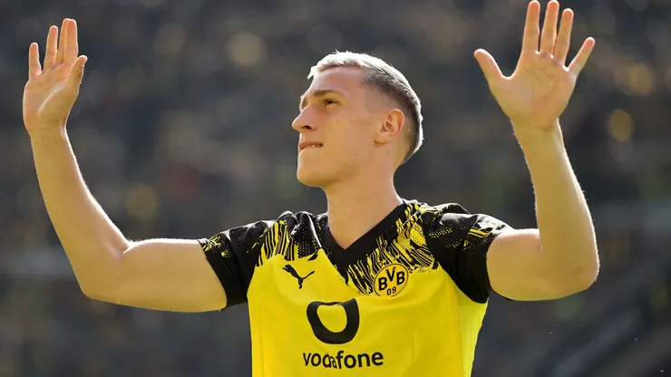 Schlotterbeck cumprimenta torcida do Borussia Dortmund
