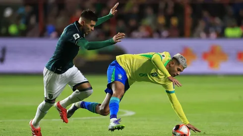 Bruno Guimarães disputa bola em jogo contra a Bolívia (Foto: Buda Mendes/Getty Images)