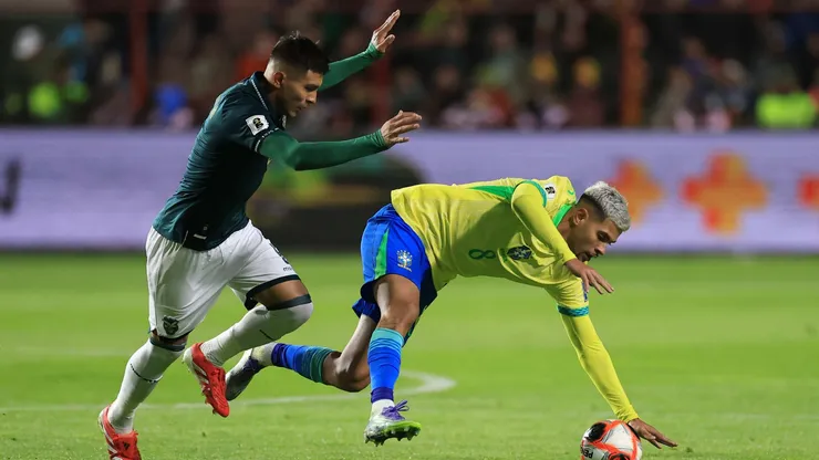 Bruno Guimarães disputa bola em jogo contra a Bolívia (Foto: Buda Mendes/Getty Images)