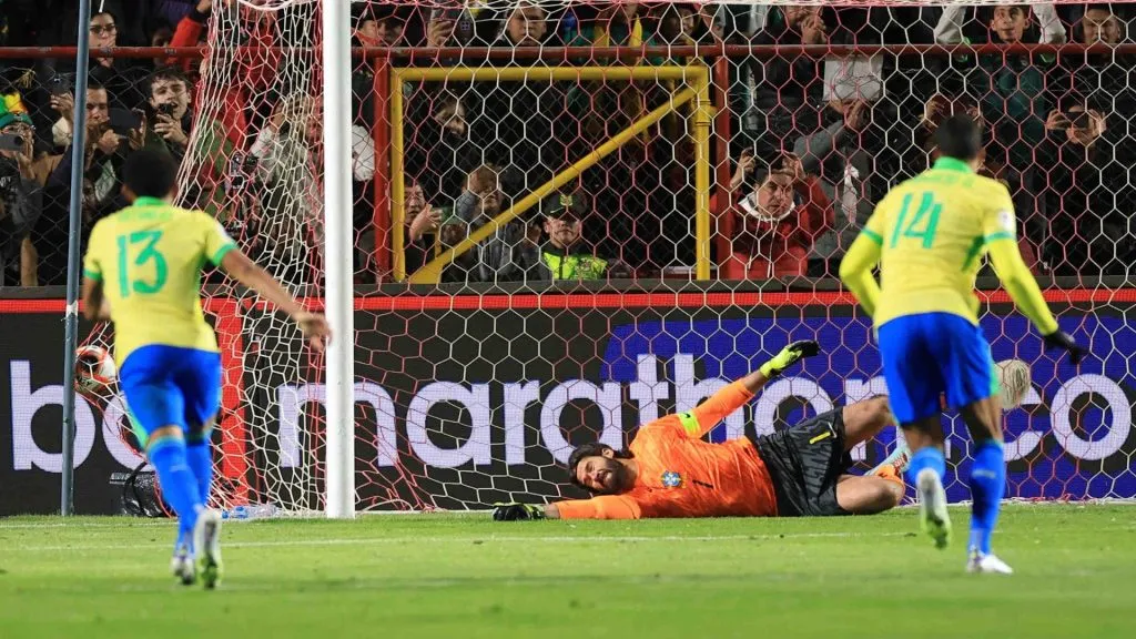 Alisson durante penalidade cobrada por Miguelito nas Eliminatórias (Foto: Buda Mendes/Getty Images)