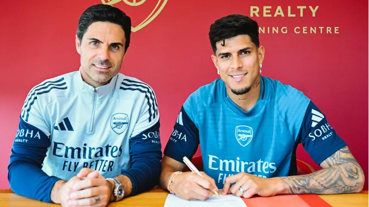Sua versatilidade entre zaga e lateral-esquerda adiciona profundidade ao elenco, mas também cria um dilema tático para o técnico. Foto: Divulgação/Twitter Arsenal.