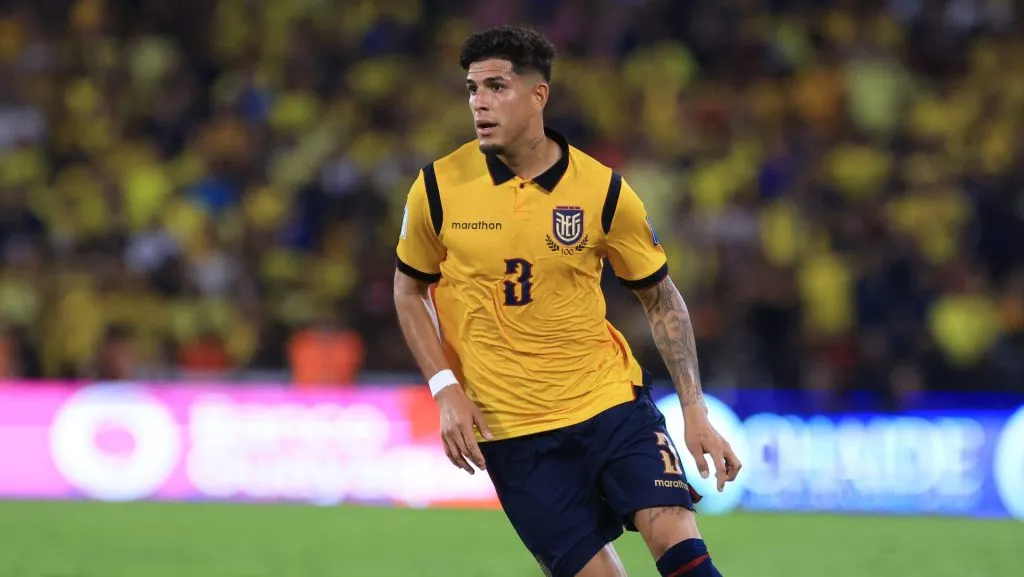 O Arsenal surpreendeu no mercado ao garantir a contratação de Piero Hincapie, defensor equatoriano que brilhou contra a Argentina e já promete disputar espaço na equipe de Mikel Arteta. (Photo by Franklin Jacome/Getty Images)