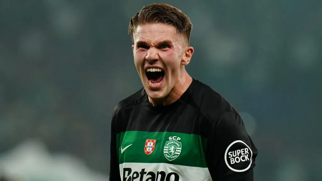 Gyökeres ainda com a camisa do Sporting, verde e preta. O atacante grita em celebração. Foto: Gualter Fatia/Getty Images