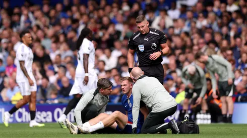 Liam Delap sofre grave lesão pelo Chelsea. (Photo by Justin Setterfield/Getty Images)