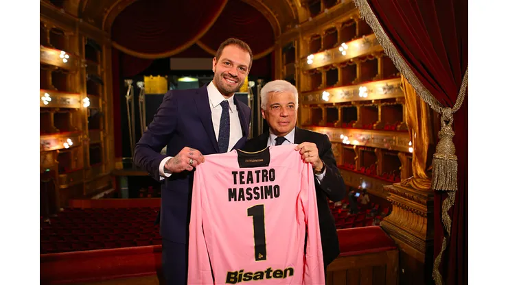 O Conselheiro de Cultura do Município de Palermo Francesco Giambrone (R) e o novo presidente da US Citta di Palermo, Paul Baccaglini, participam de uma visita ao Teatro Massimo em 24 de março de 2017 em Palermo, Itália. Foto: Getty Images