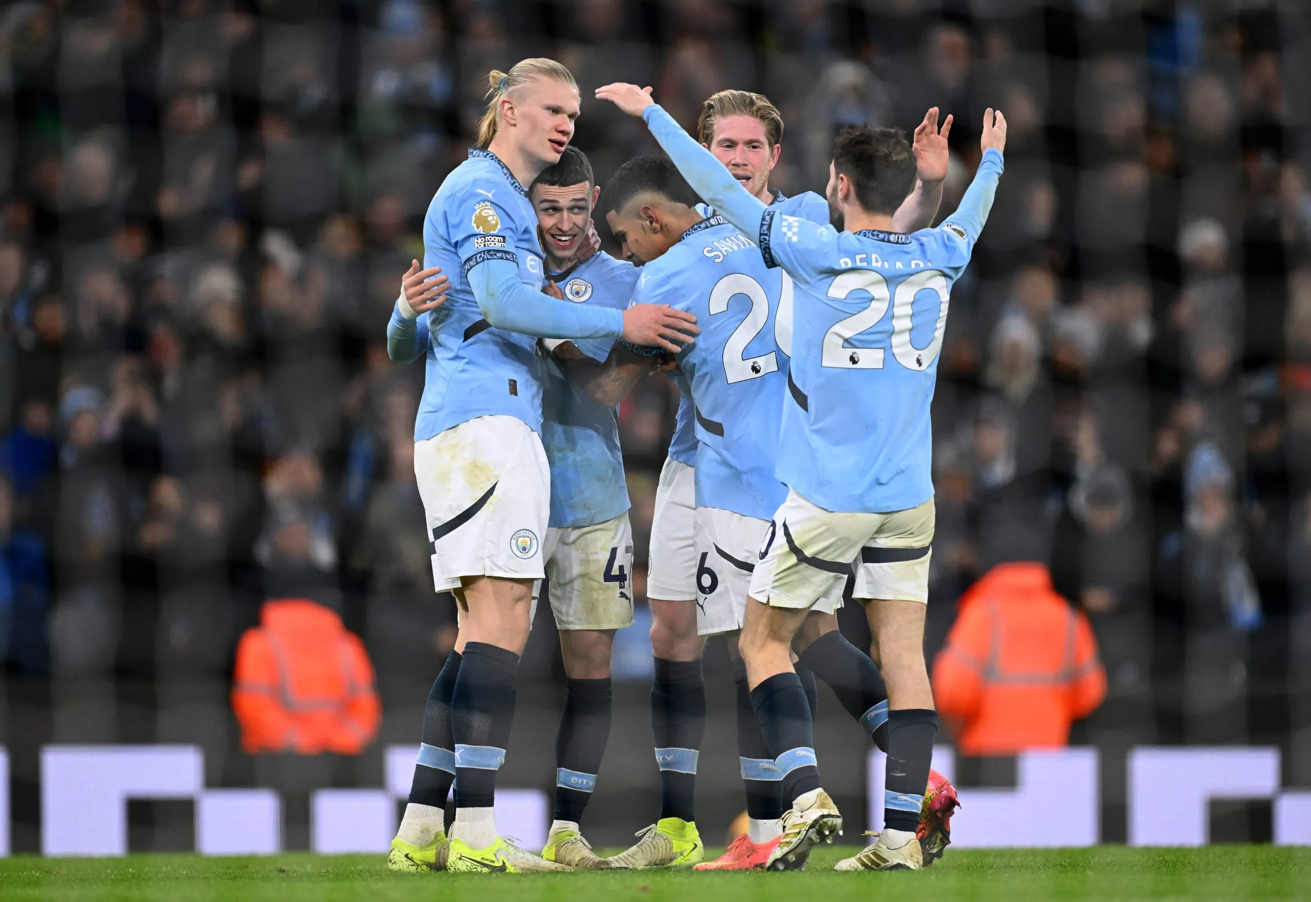 Jogadores do Manchester City comemoram gol de Phil Foden. (Photo by Gareth Copley/Getty Images)