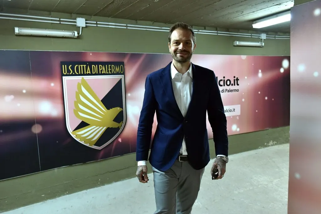 PALERMO, ITÁLIA – 30 DE MARÇO: Paul Baccaglini, presidente do US Città di Palermo, observa durante um treino no Estádio Renzo Barbera, em 30 de março de 2017, em Palermo, Itália. (Foto de Tullio M. Puglia/Getty Images)